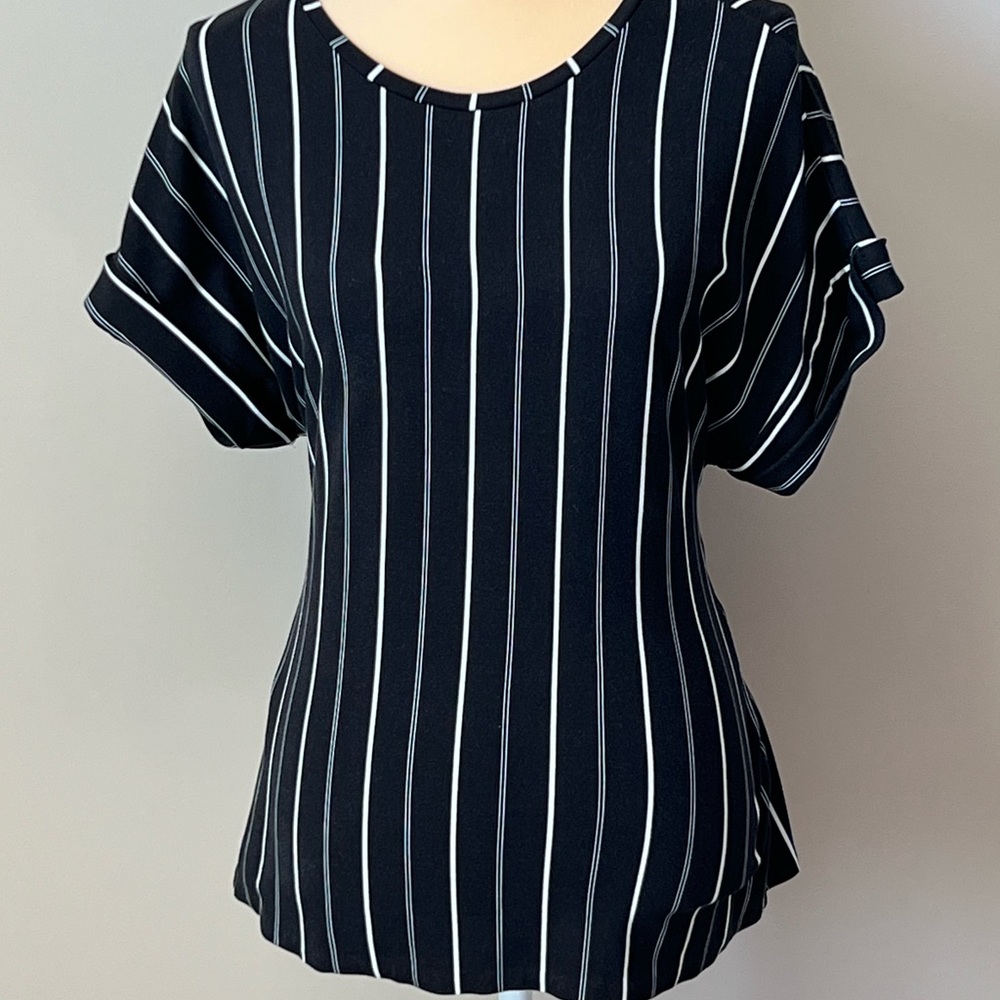 Express striped top with ties in back…🤍🖤